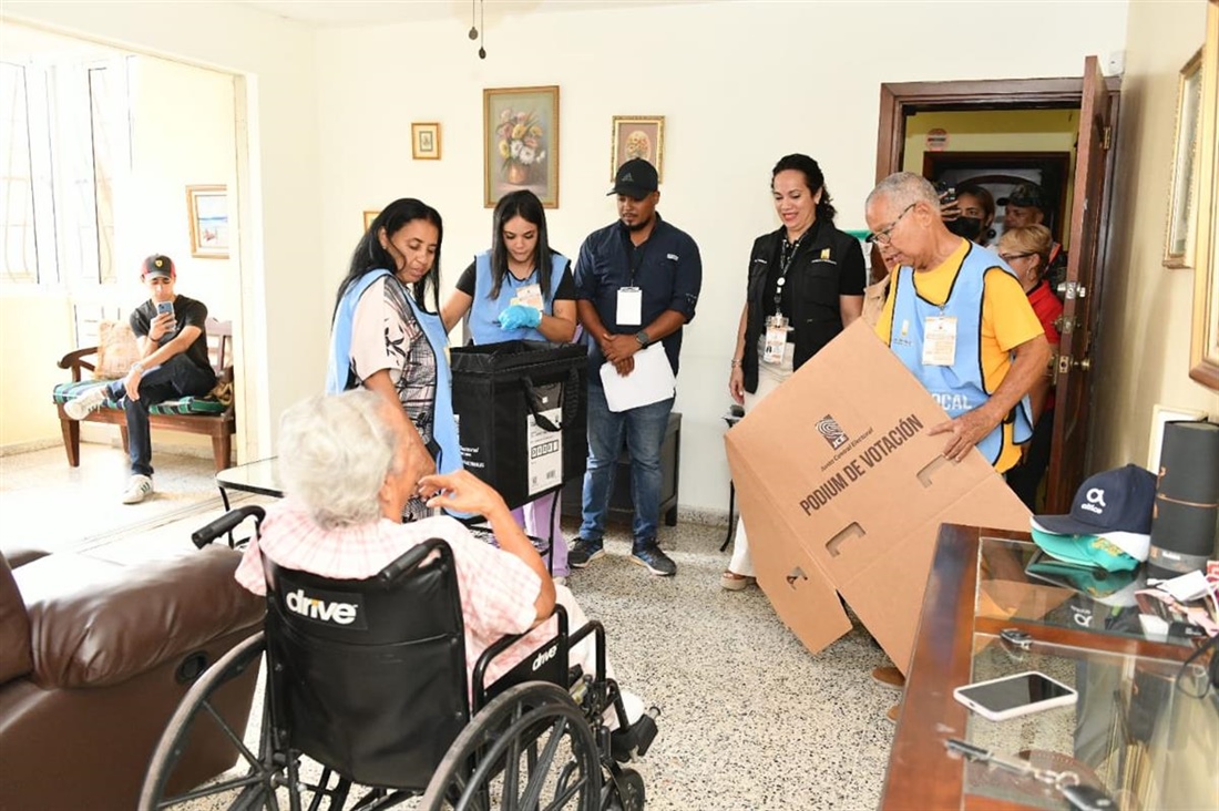 JCE implementa el “Voto en Casa”; 98 personas se inscribieron para votar desde sus hogares en estas elecciones presidenciales y congresuales